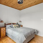 Semesterbostad House Mannin,