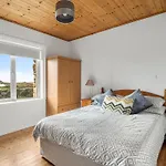 Semesterbostad House Mannin,