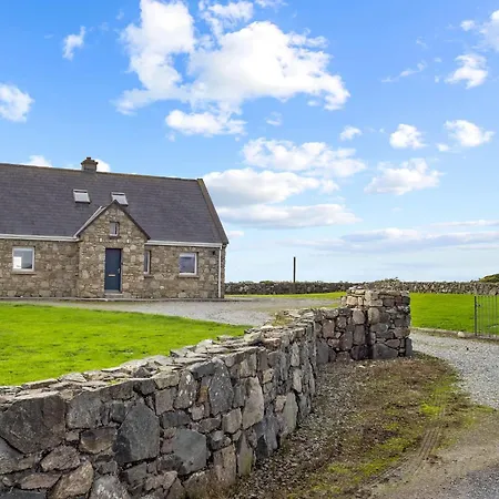 בית נופש House Mannin, *